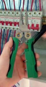 8 az 1-ben Blankoló és Vágó Fogó (20,7 cm) – Blankol, Vág, Krimpel és Feszültséget Mér Egyetlen Szerszámmal | POWERPLIERS photo review