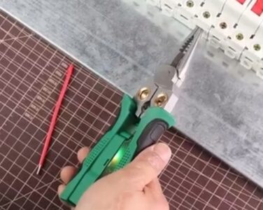 8 az 1-ben Blankoló és Vágó Fogó (20,7 cm) – Blankol, Vág, Krimpel és Feszültséget Mér Egyetlen Szerszámmal | POWERPLIERS photo review