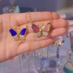 Színt váltó pillangó nyaklánc | FLUTTERX - Image 4